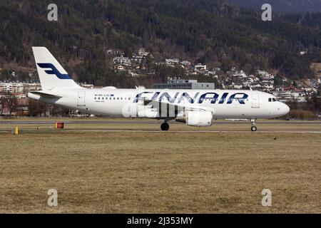 Innsbruck, Austria. 05th Mar 2022. Un Airbus Finnair 320 che tasserà all'aeroporto di Innsbruck dopo l'atterraggio, portando alcuni turisti finlandesi nelle loro destinazioni sciistiche. (Foto di Fabrizio Gandolfo/SOPA Images/Sipa USA) Credit: Sipa USA/Alamy Live News Foto Stock