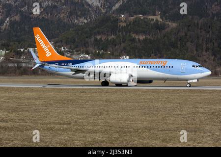 Innsbruck, Austria. 05th Mar 2022. Un Boeing 737-800 Sunwing Airlines (TUI) diretto al parcheggio dell'aeroporto di Innsbruck Kranebitten. Sunwing Airlines è una filiale di Sunwing Travel Group, durante la stagione affollata Sunwings affitta alcuni velivoli all'European Tour Operator TUI. (Foto di Fabrizio Gandolfo/SOPA Images/Sipa USA) Credit: Sipa USA/Alamy Live News Foto Stock