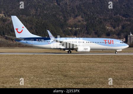 Innsbruck, Austria. 05th Mar 2022. Un TUI Boeing 737-800 che tassava al cancello dell'aeroporto di Innsbruck dopo il suo volo dal Regno Unito che trasportava alcuni turisti britannici alle loro destinazioni sciistiche. (Foto di Fabrizio Gandolfo/SOPA Images/Sipa USA) Credit: Sipa USA/Alamy Live News Foto Stock