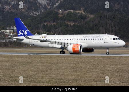 Innsbruck, Austria. 05th Mar 2022. Un Airbus 320NEO della Scandinavian Airlines (SAS) che tassava dopo l'atterraggio all'aeroporto di Innsbruck Kranebitten, trasportando alcuni turisti svedesi verso le loro destinazioni sciistiche. (Foto di Fabrizio Gandolfo/SOPA Images/Sipa USA) Credit: Sipa USA/Alamy Live News Foto Stock