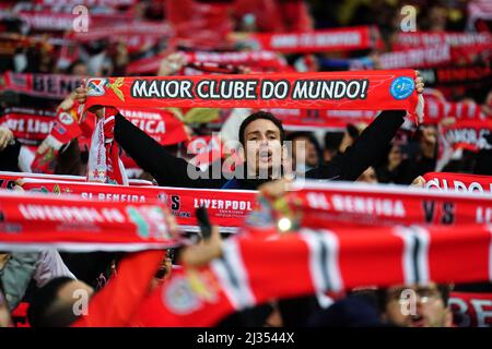 I fan di Benfica negli stand mostrano il loro sostegno durante la prima tappa della finale del trimestre della UEFA Champions League all'Estadio da Luz di Lisbona. Data foto: Martedì 5 aprile 2022. Foto Stock