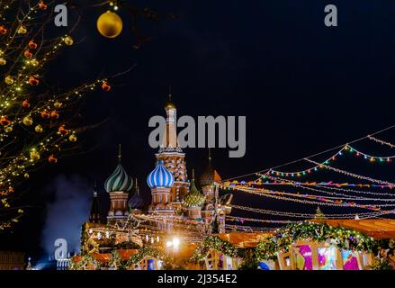 Vista della Cattedrale di San Basilio a Mosca. Vista notturna dell'antica città. Decorazione festosa della piazza. Fiera di Natale. Foto Stock