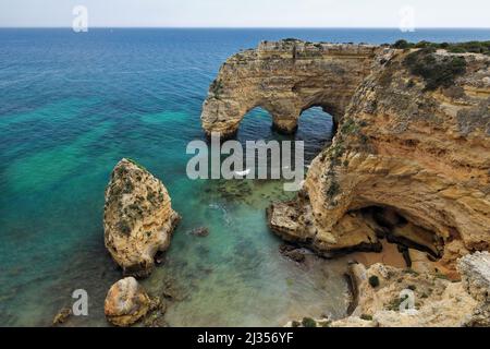 La roccia M o la spiaggia della Cattedrale-Praia da Marinha. Lagoa-Portogallo-194 Foto Stock