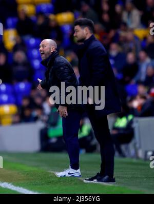 Mark Bowen (a sinistra), il manager dell'AFC Wimbledon, urla dalla linea di contatto durante la partita della Sky Bet League One al Cherry Red Records Stadium di Londra. Data foto: Martedì 5 aprile 2022. Foto Stock