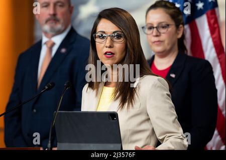 Washington, Stati Uniti. 05th Apr 2022. Il rappresentante degli Stati Uniti Lauren Boebert (R-CO) parla a una conferenza stampa dei repubblicani della Camera. Credit: SOPA Images Limited/Alamy Live News Foto Stock