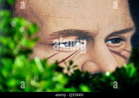 Fuorigrotta, Italia. 05th Apr 2022. Murale raffigurante il volto dello scrittore e filosofo russo Fedor Dostoevskij, creato dall'artista Jorit Agoch sulle pareti dell'Istituto tecnico industriale Righi di Fuorigrotta. Fuorigrotta, Italia, 05 aprile 2022. (Foto di Vincenzo Izzo/Sipa USA) Credit: Sipa USA/Alamy Live News Foto Stock