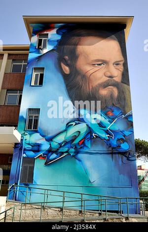 Fuorigrotta, Italia. 05th Apr 2022. Murale raffigurante il volto dello scrittore e filosofo russo Fedor Dostoevskij, creato dall'artista Jorit Agoch sulle pareti dell'Istituto tecnico industriale Righi di Fuorigrotta. Fuorigrotta, Italia, 05 aprile 2022. (Foto di Vincenzo Izzo/Sipa USA) Credit: Sipa USA/Alamy Live News Foto Stock