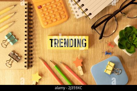 Hashtag trend, parola sul verde. Foto Stock