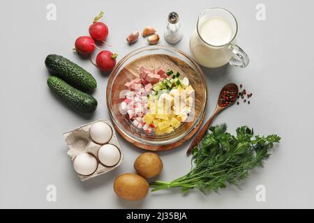 Ingredienti per preparare gustosi okroshka su sfondo grigio Foto Stock