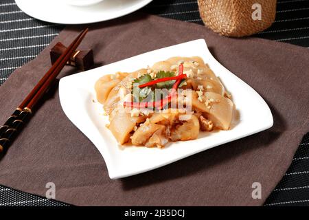 Sand Ginger Pork Knuckle in un piatto isolato su sfondo grigio vista laterale del cibo di Hong kong Foto Stock