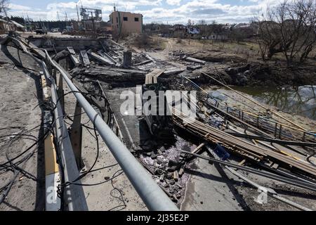 Bucha, Ucraina. 04th Apr 2022. Una vista della distruzione del Ponte Irpin sulla M-06 Kyiv - Chop strada dopo l'invasione russa, 4 aprile 2022 a Bucha, Regione di Kyiv, Ucraina. Credit: Ukraine Presidency/Ukraine Presidency/Alamy Live News Foto Stock