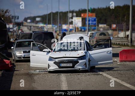 Bucha, Ucraina. 04th Apr 2022. Un proiettile cavalcato veicolo civile abbandonato sulla M-06 Kyiv - Chop strada dopo l'invasione russa, 4 aprile 2022 a Buca, Regione di Kyiv, Ucraina. Credit: Ukraine Presidency/Ukraine Presidency/Alamy Live News Foto Stock