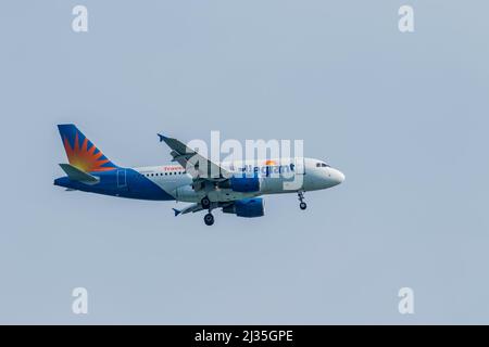 Key West, Florida USA - Aprile 3 2022; un aereo commerciale Allegiant Airlines abbassa il suo equipaggiamento di atterraggio mentre si prepara a atterrare sulla pista Foto Stock