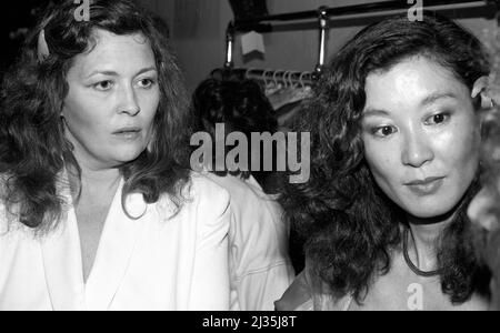 Faye Dunaway saluta gli ospiti all'apertura della sua boutique Dunaway o'Neill a Santa Monica, CA, 1979 Foto Stock