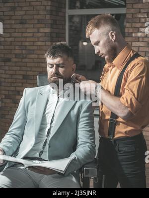 Styling con il rasoio. Forbici Barber. Uomo e rasoio. Barbiere negozio di strumenti su vecchio sfondo di legno con spazio copia. Design Barbiere. Capelli Foto Stock