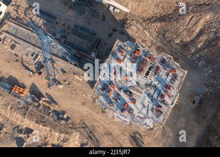 Vladivostok, Russia - 2 marzo 2022: Costruzione di una nuova casa. Vista dall'alto della costruzione del piano superiore. Foto Stock