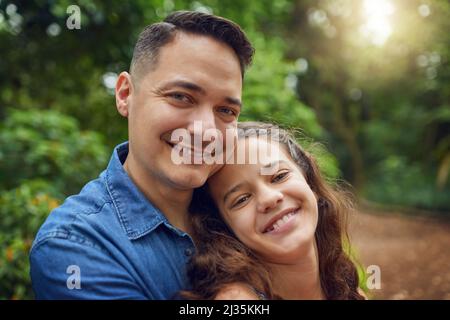 Condividere uno dei doni preziosi della vita. Ritratto corto di un padre felice che passa il tempo con sua figlia al parco. Foto Stock