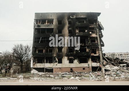 Kiev, Ucraina. 05th Apr 2022. Edifici bruciati segnati con buchi di proiettili e frammenti di shrapnel mostrano la prova di una brutale battaglia che si è verificata a Borodyanka, un piccolo villaggio di Kyiv Oblast. Con il ritiro delle forze russe dalla zona di Kyiv, la portata dei danni e della perdita della vita umana a seguito dell'invasione russa è diventata evidente. Sono venuti alla luce casi di colpire in modo specifico i civili con esecuzioni o attacchi aerei mirati nelle aree residenziali. Credit: SOPA Images Limited/Alamy Live News Foto Stock