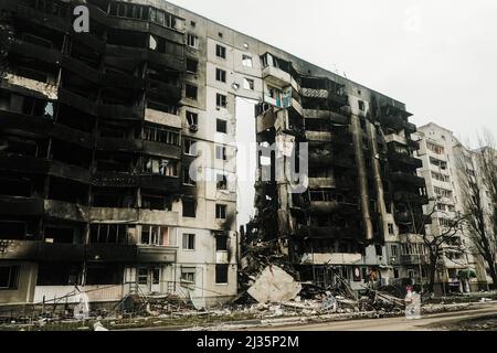 Kiev, Ucraina. 05th Apr 2022. Edifici bruciati segnati con buchi di proiettili e frammenti di shrapnel mostrano la prova di una brutale battaglia che si è verificata a Borodyanka, un piccolo villaggio di Kyiv Oblast. A mentre le forze russe si ritirano dalla zona di Kyiv, la portata dei danni e della perdita della vita umana come conseguenza dell'invasione russa è diventata evidente. Sono venuti alla luce casi di colpire in modo specifico i civili con esecuzioni o attacchi aerei mirati nelle aree residenziali. Credit: SOPA Images Limited/Alamy Live News Foto Stock