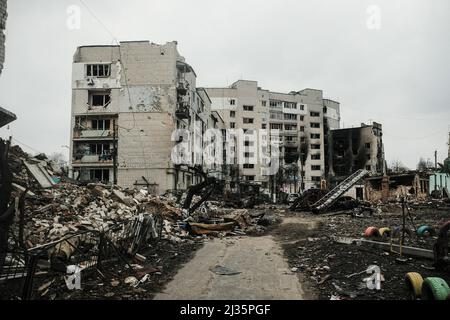 Kiev, Ucraina. 05th Apr 2022. Edifici bruciati segnati con buchi di proiettili e frammenti di shrapnel mostrano la prova di una brutale battaglia che si è verificata a Borodyanka, un piccolo villaggio di Kyiv Oblast. Con il ritiro delle forze russe dalla zona di Kyiv, la portata dei danni e della perdita della vita umana a seguito dell'invasione russa è diventata evidente. Sono venuti alla luce casi di colpire in modo specifico i civili con esecuzioni o attacchi aerei mirati nelle aree residenziali. (Foto di Matthew Hatcher/SOPA Images/Sipa USA) Credit: Sipa USA/Alamy Live News Foto Stock