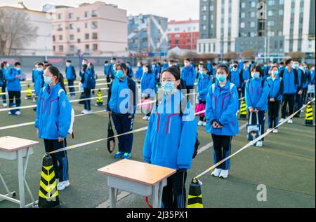 HOHHOT, CINA - 6 APRILE 2022 - gli studenti si preparano ad entrare in un edificio scolastico attraverso un passaggio speciale a Hohhot, Mongolia interna, Cina, 6 aprile, Foto Stock