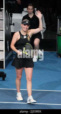 Kopenhagen, Danimarca. 05th Apr 2022. Tennis: Incontro di addio, donne, Wozniacki (Danimarca) - Curber (Germania). Caroline Wozniacki ondeggia verso i fan dopo il suo incontro di addio. Credit: Steffen Trumpf/dpa/Alamy Live News Foto Stock