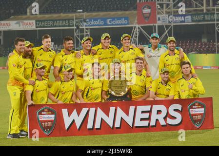 Lahore, Pakistan. 06th Apr 2022. Una panoramica della partita internazionale di cricket Twenty20 tra Pakistan e Australia al Gheddafi Cricket Stadium di Lahore. La squadra australiana ha vinto la partita con tre wickets. (Foto di Rana Sajid Hussain/Pacific Press) Credit: Pacific Press Media Production Corp./Alamy Live News Foto Stock