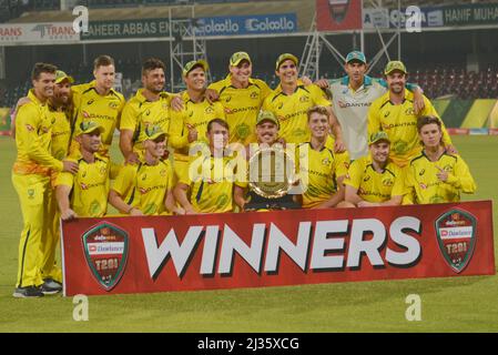 Lahore, Punjab, Pakistan. 6th Apr 2022. Una panoramica della partita internazionale di cricket Twenty20 tra Pakistan e Australia al Gheddafi Cricket Stadium di Lahore. La squadra australiana ha vinto la partita con tre wickets. (Credit Image: © Rana Sajid Hussain/Pacific Press via ZUMA Press Wire) Foto Stock