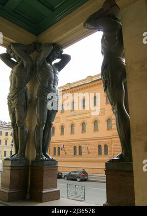 Statue dell'Atlante all'ingresso portico del Museo dell'Hermitage, San Pietroburgo, Russia Foto Stock