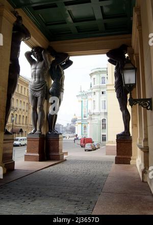 Statue dell'Atlante all'ingresso portico del Museo dell'Hermitage, San Pietroburgo, Russia Foto Stock