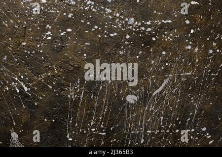 Sfondo in calcestruzzo astratto frantumato con gocce di vernice Foto Stock