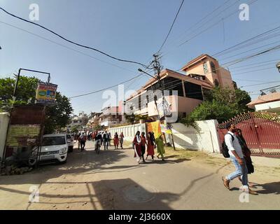 Prayagraj, Uttar Pradesh, India. 4th Apr 2022. Il nuovo GOVERNO UP ha lanciato a livello statale 'School chalo abhiyaan' per coprire lo studio di perdita delle ultime due sessioni a causa della pandemia di Corona a Uttar Pradesh, India. L'Università di Allahabad è una università centrale situata a Prayagraj, Uttar Pradesh, India. È stato istituito il 23 settembre 1887 da un atto del Parlamento ed è riconosciuto come Istituto di rilevanza nazionale (INI). È una delle più antiche università moderne in India.[4] le sue origini risiedono nel Muir Central College, che prende il nome dal Lt. Governatore delle Province Nord-occidentali, S. Foto Stock