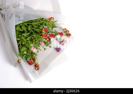 Bouquet scartato di rose decorative, fiori secchi su sfondo bianco Foto Stock