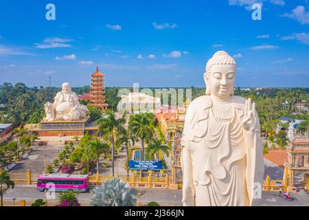 Provincia di Tien Giang, Vietnam - 13 Mar 2022: Veduta aerea della pagoda di Vinh Trang. Un monumento storico-culturale che attira visitatori a My Tho, Tien Foto Stock