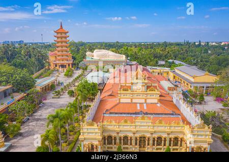 Provincia di Tien Giang, Vietnam - 13 Mar 2022: Veduta aerea della pagoda di Vinh Trang. Un monumento storico-culturale che attira visitatori a My Tho, Tien Foto Stock