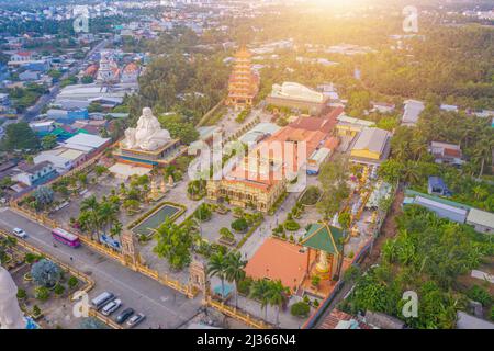 Provincia di Tien Giang, Vietnam - 13 Mar 2022: Veduta aerea della pagoda di Vinh Trang. Un monumento storico-culturale che attira visitatori a My Tho, Tien Foto Stock