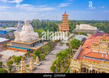 Provincia di Tien Giang, Vietnam - 13 Mar 2022: Veduta aerea della pagoda di Vinh Trang. Un monumento storico-culturale che attira visitatori a My Tho, Tien Foto Stock