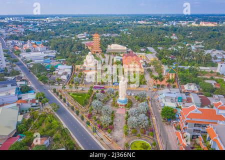 Provincia di Tien Giang, Vietnam - 13 Mar 2022: Veduta aerea della pagoda di Vinh Trang. Un monumento storico-culturale che attira visitatori a My Tho, Tien Foto Stock