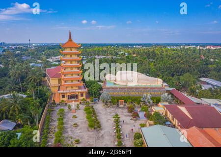 Provincia di Tien Giang, Vietnam - 13 Mar 2022: Veduta aerea della pagoda di Vinh Trang. Un monumento storico-culturale che attira visitatori a My Tho, Tien Foto Stock