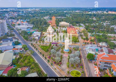 Provincia di Tien Giang, Vietnam - 13 Mar 2022: Veduta aerea della pagoda di Vinh Trang. Un monumento storico-culturale che attira visitatori a My Tho, Tien Foto Stock