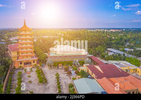 Provincia di Tien Giang, Vietnam - 13 Mar 2022: Veduta aerea della pagoda di Vinh Trang. Un monumento storico-culturale che attira visitatori a My Tho, Tien Foto Stock