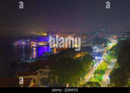 Provincia di Tien Giang, Vietnam -12 Mar 2022: Vista della città di My Tho, isola di Tan Long e porto turistico, ponte di Rach Mieu con trasporto, energia infrast Foto Stock