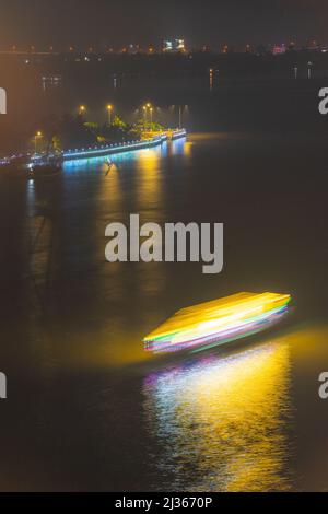 Provincia di Tien Giang, Vietnam -12 Mar 2022: Vista della città di My Tho, isola di Tan Long e porto turistico, ponte di Rach Mieu con trasporto, energia infrast Foto Stock
