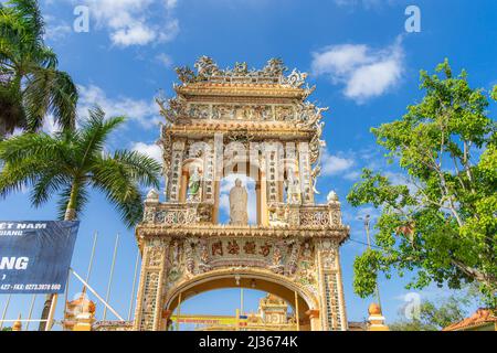 Bella giornata nella Pagoda di Vinh Trang nella mia città di Tho, il Delta del Mekong, Vietnam. Viaggio e concetto religioso. Foto Stock