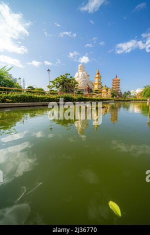 Bella giornata nella Pagoda di Vinh Trang nella mia città di Tho, il Delta del Mekong, Vietnam. Viaggio e concetto religioso. Foto Stock