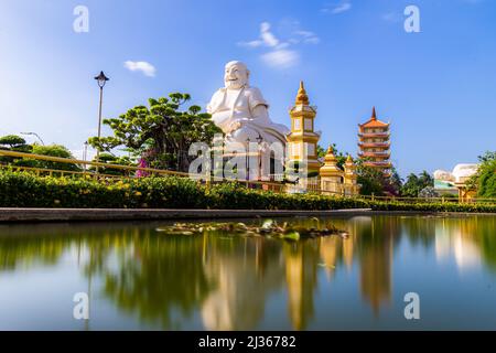 Bella giornata nella Pagoda di Vinh Trang nella mia città di Tho, il Delta del Mekong, Vietnam. Viaggio e concetto religioso. Foto Stock