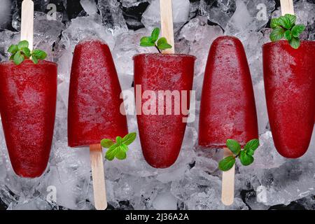 Ciliegia di frutta ghiacciata su ghiaccio Foto Stock