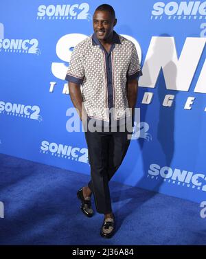 Los Angeles, Stati Uniti. 05th Apr 2022. Idris Elba arriva al SONIC THE HEDGEHOG 2 Los Angeles Premiere tenuto al Regency Village Theatre di Westwood, CA martedì 5 aprile 2022. (Foto di Sthanlee B. Mirador/Sipa USA) Credit: Sipa USA/Alamy Live News Foto Stock