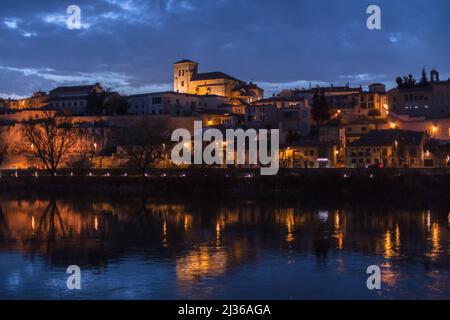 Zamora vista sul fiume Duero al tramonto. Spagna. Foto Stock