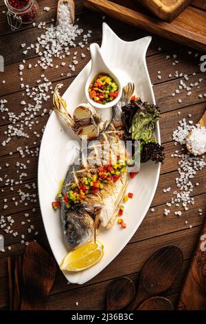 Appetitoso pesce alla griglia Foto Stock